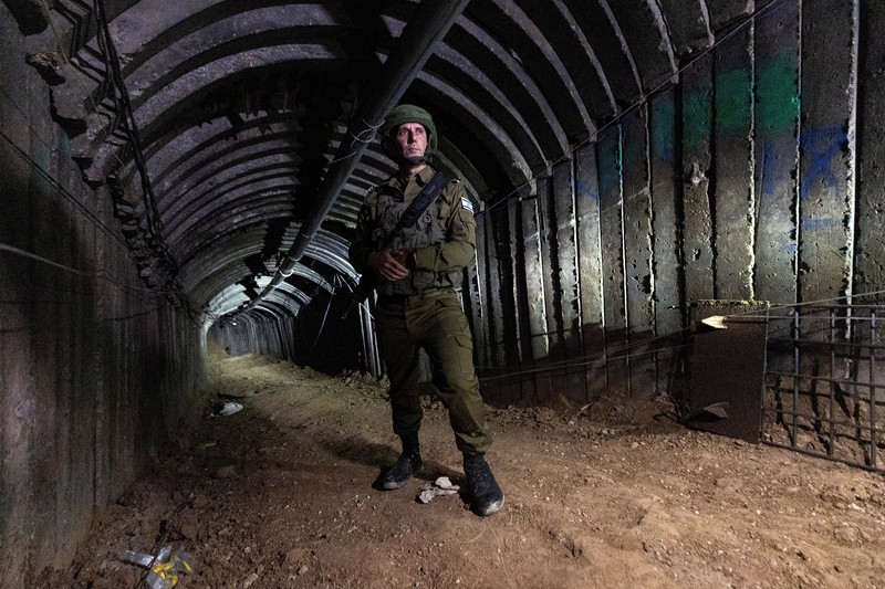 Militer Israel mengklaim telah menemukan terowongan beton dan besi berukuran sangat besar yang dikatakan bisa dilalui kendaraan pengangkut pejuang militan dari Gaza sampai ke perbatasan. (REUTERS/Amir Cohen) Militer Israel mengklaim telah menemukan terowongan beton dan besi berukuran sangat besar yang dikatakan bisa dilalui kendaraan pengangkut pejuang militan dari Gaza sampai ke perbatasan. (REUTERS/Amir Cohen)
