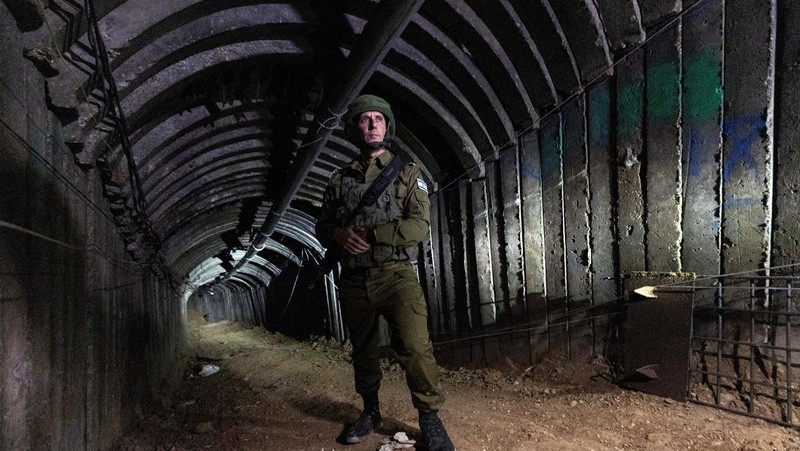 Militer Israel mengklaim telah menemukan terowongan beton dan besi berukuran sangat besar yang dikatakan bisa dilalui kendaraan pengangkut pejuang militan dari Gaza sampai ke perbatasan. (REUTERS/Amir Cohen)