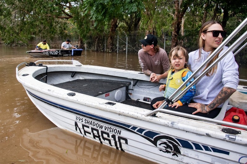 Pemandangan udara menunjukkan banjir akibat hujan lebat dan air mengalir melalui Sungai Barron, di Cairns, Queensland, Australia 18 Desember 2023 dalam tangkapan layar yang diperoleh dari video media sosial. (Brent Paterson/via REUTERS)