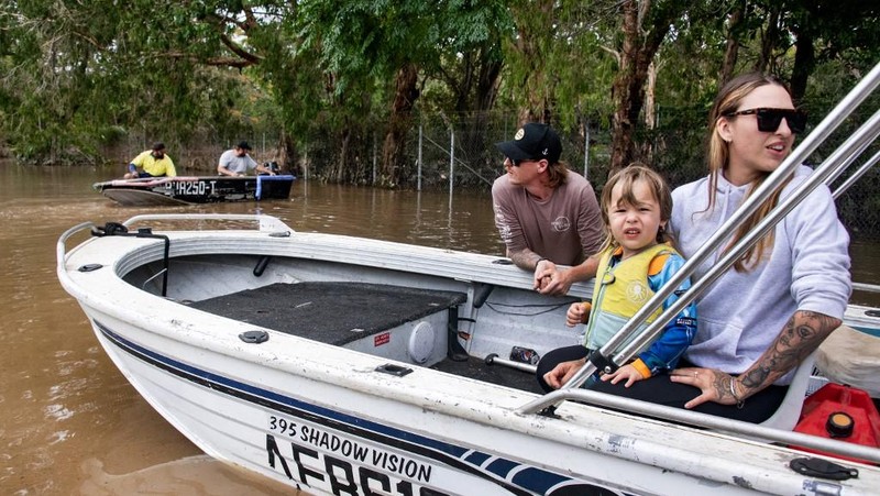Pemandangan udara menunjukkan banjir akibat hujan lebat dan air mengalir melalui Sungai Barron, di Cairns, Queensland, Australia 18 Desember 2023 dalam tangkapan layar yang diperoleh dari video media sosial. (Brent Paterson/via REUTERS)