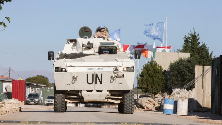 Pasukan keamanan PBB di Lebanon (UNIFIL) patroli wilayah di dekat desa Maroun al-Ras dekat perbatasan Lebanon-Israel, di Lebanon selatan. (REUTERS/Aziz Taher)