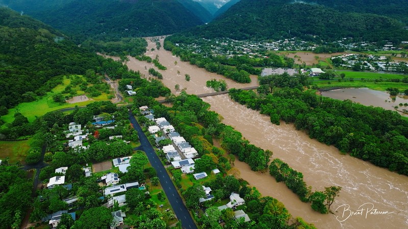 Pemandangan udara menunjukkan banjir akibat hujan lebat dan air mengalir melalui Sungai Barron, di Cairns, Queensland, Australia 18 Desember 2023 dalam tangkapan layar yang diperoleh dari video media sosial. Pemandangan udara menunjukkan banjir akibat hujan lebat dan air mengalir melalui Sungai Barron, di Cairns, Queensland, Australia 18 Desember 2023 dalam tangkapan layar yang diperoleh dari video media sosial. (Brent Paterson/via REUTERS)
