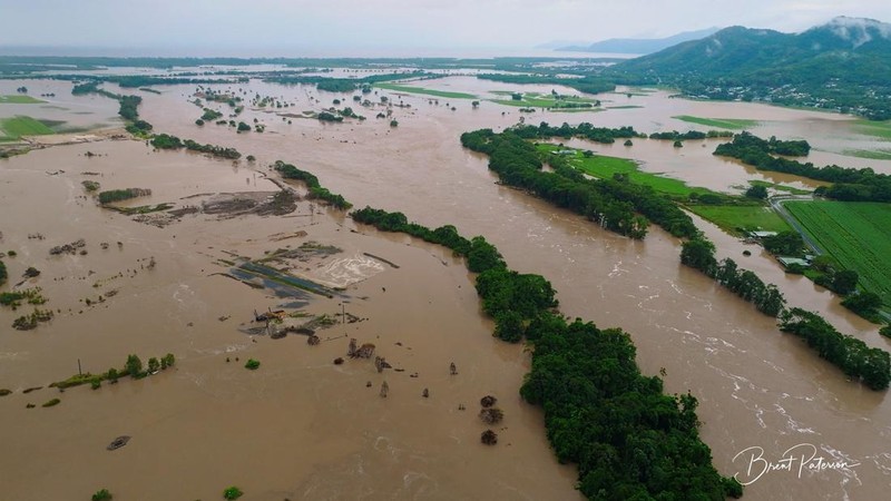 Pemandangan udara menunjukkan banjir akibat hujan lebat dan air mengalir melalui Sungai Barron, di Cairns, Queensland, Australia 18 Desember 2023 dalam tangkapan layar yang diperoleh dari video media sosial. (Brent Paterson/via REUTERS)