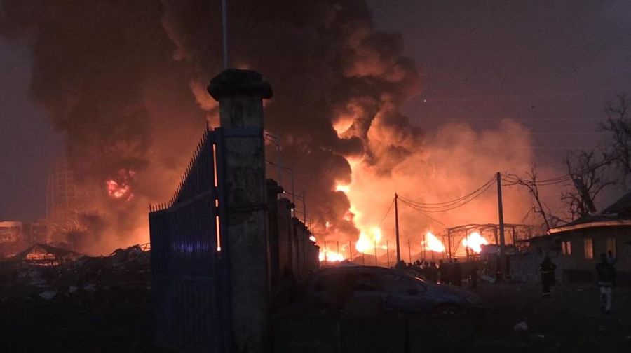 Api berkobar pasca ledakan di terminal minyak di Conakry, Guinea, 18 Desember 2023, dalam tangkapan layar yang diperoleh dari video media sosial. (Rahul Prasad/via REUTERS)