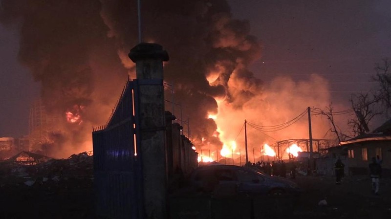 Api berkobar pasca ledakan di terminal minyak di Conakry, Guinea, 18 Desember 2023, dalam tangkapan layar yang diperoleh dari video media sosial. (Rahul Prasad/via REUTERS)