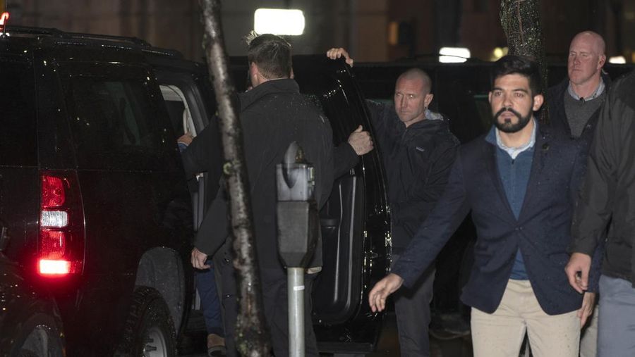 Anggota Dinas Rahasia AS bergegas menuju mobil, setelah menabrak iring-iringan mobil SUV, saat Presiden AS Joe Biden meninggalkan markas kampanyenya di Wilmington, Delaware pada 17 Desember 2023. (ANDREW CABALLERO-REYNOLDS/AFP via Getty Images)