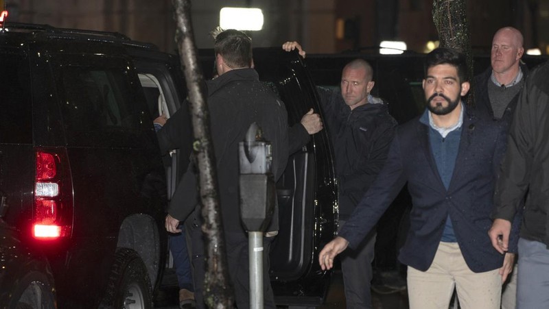 Anggota Dinas Rahasia AS bergegas menuju mobil, setelah menabrak iring-iringan mobil SUV, saat Presiden AS Joe Biden meninggalkan markas kampanyenya di Wilmington, Delaware pada 17 Desember 2023. (ANDREW CABALLERO-REYNOLDS/AFP via Getty Images)