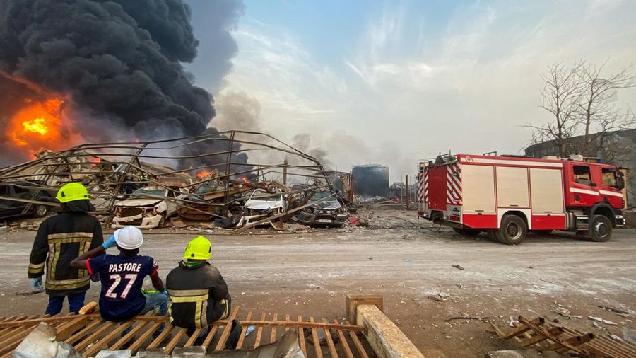 Api berkobar pasca ledakan di terminal minyak di Conakry, Guinea, 18 Desember 2023, dalam tangkapan layar yang diperoleh dari video media sosial. (Rahul Prasad/via REUTERS)