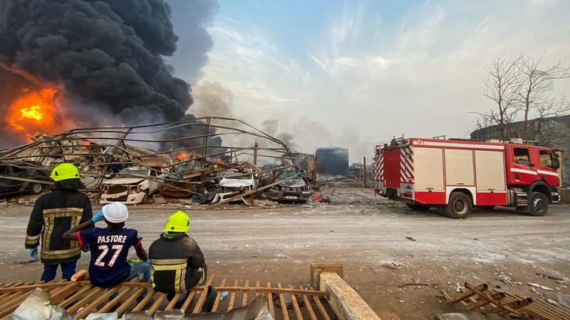Api berkobar pasca ledakan di terminal minyak di Conakry, Guinea, 18 Desember 2023, dalam tangkapan layar yang diperoleh dari video media sosial. (Rahul Prasad/via REUTERS)