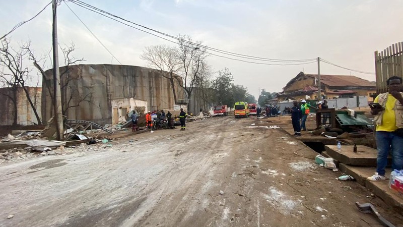 Api berkobar pasca ledakan di terminal minyak di Conakry, Guinea, 18 Desember 2023, dalam tangkapan layar yang diperoleh dari video media sosial. (Rahul Prasad/via REUTERS)