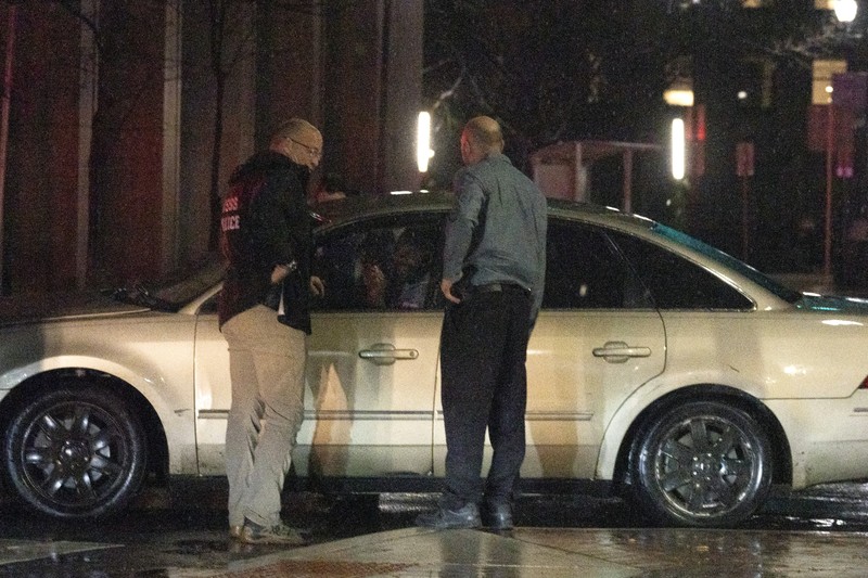 Anggota Dinas Rahasia AS bergegas menuju mobil, setelah menabrak iring-iringan mobil SUV, saat Presiden AS Joe Biden meninggalkan markas kampanyenya di Wilmington, Delaware pada 17 Desember 2023. Anggota Dinas Rahasia AS bergegas menuju mobil, setelah menabrak iring-iringan mobil SUV, saat Presiden AS Joe Biden meninggalkan markas kampanyenya di Wilmington, Delaware pada 17 Desember 2023. (ANDREW CABALLERO-REYNOLDS/AFP via Getty Images)