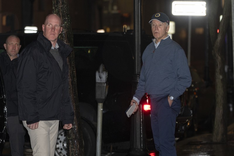 Anggota Dinas Rahasia AS bergegas menuju mobil, setelah menabrak iring-iringan mobil SUV, saat Presiden AS Joe Biden meninggalkan markas kampanyenya di Wilmington, Delaware pada 17 Desember 2023. Anggota Dinas Rahasia AS bergegas menuju mobil, setelah menabrak iring-iringan mobil SUV, saat Presiden AS Joe Biden meninggalkan markas kampanyenya di Wilmington, Delaware pada 17 Desember 2023. (ANDREW CABALLERO-REYNOLDS/AFP via Getty Images)