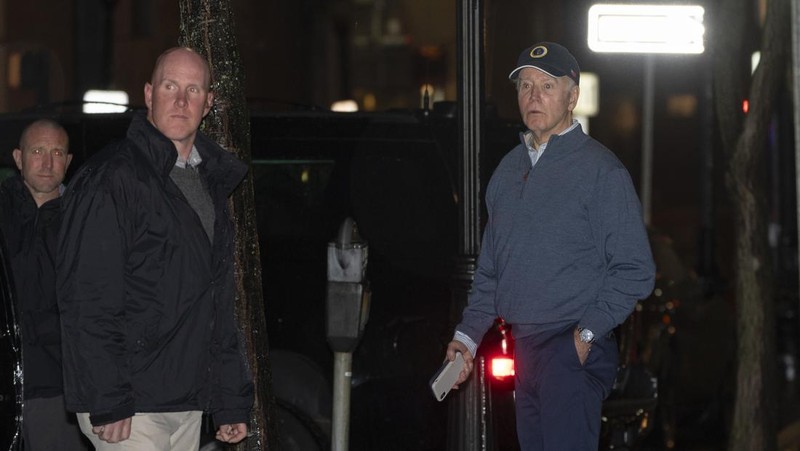 Anggota Dinas Rahasia AS bergegas menuju mobil, setelah menabrak iring-iringan mobil SUV, saat Presiden AS Joe Biden meninggalkan markas kampanyenya di Wilmington, Delaware pada 17 Desember 2023. (ANDREW CABALLERO-REYNOLDS/AFP via Getty Images)
