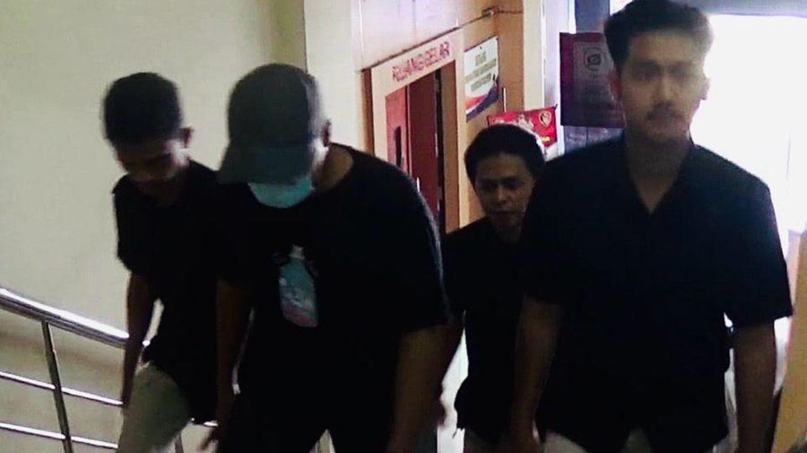 Rusli pelaku pembajakan konten atau streaming online ilegal konten siaran olahraga berhasil diamankan oleh Kepolisian Daerah Jawa Barat di kediamannya di Tanjung Pinang, Kepulauan Riau. (Dok: Avisi)