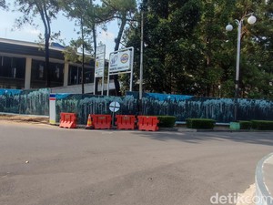 Baliho Jokowi Alumnus UGM Paling Membanggakan Diturunkan