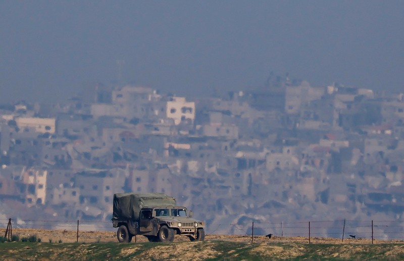 Tentara Israel beroperasi di Jalur Gaza di tengah konflik yang sedang berlangsung antara Israel dan kelompok Islam Palestina Hamas, dalam gambar selebaran yang dirilis pada 18 Desember 2023. (Israel Defense Forces/Handout via REUTERS)