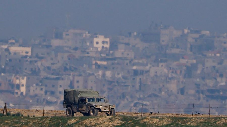 Sebuah kendaraan militer Israel beroperasi, di tengah konflik yang sedang berlangsung antara Israel dan kelompok Islam Palestina Hamas, terlihat dari Israel Selatan, 18 Desember 2023. (REUTERS/Clodagh Kilcoyne)