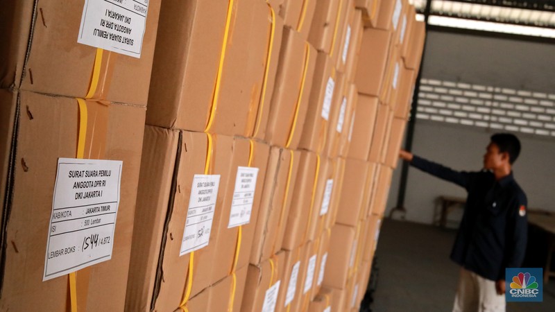 Seorang pekerja memindahkan kardus berisi surat suara Pemilu 2024 dari kontainer saat pendistribusian di gudang KPU Jakarta Timur, Kawasan Industri Pulogadung (JIEP) Jakarta Timur, Senin, (18/12/2023). (CNBC Indonesia/Muhammad Sabki)