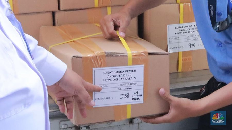Seorang pekerja memindahkan kardus berisi surat suara Pemilu 2024 dari kontainer saat pendistribusian di gudang KPU Jakarta Timur, Kawasan Industri Pulogadung (JIEP) Jakarta Timur, Senin, (18/12/2023). (CNBC Indonesia/Muhammad Sabki)