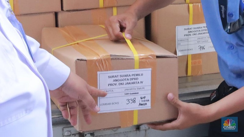 Seorang pekerja memindahkan kardus berisi surat suara Pemilu 2024 dari kontainer saat pendistribusian di gudang KPU Jakarta Timur, Kawasan Industri Pulogadung (JIEP) Jakarta Timur, Senin, (18/12/2023). (CNBC Indonesia/Muhammad Sabki)