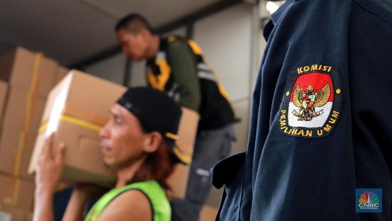Seorang pekerja memindahkan kardus berisi surat suara Pemilu 2024 dari kontainer saat pendistribusian di gudang KPU Jakarta Timur, Kawasan Industri Pulogadung (JIEP) Jakarta Timur, Senin, (18/12/2023). (CNBC Indonesia/Muhammad Sabki)