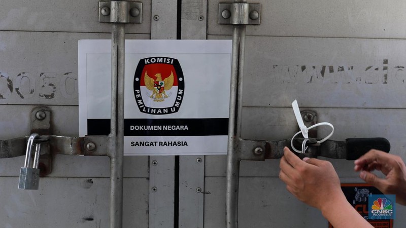 Seorang pekerja memindahkan kardus berisi surat suara Pemilu 2024 dari kontainer saat pendistribusian di gudang KPU Jakarta Timur, Kawasan Industri Pulogadung (JIEP) Jakarta Timur, Senin, (18/12/2023). (CNBC Indonesia/Muhammad Sabki)