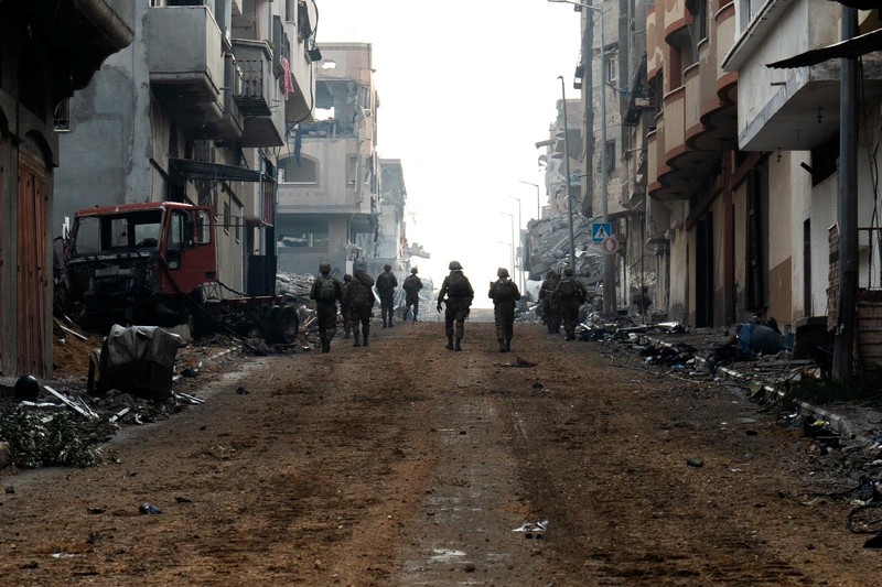 Tentara Israel beroperasi di Jalur Gaza di tengah konflik yang sedang berlangsung antara Israel dan kelompok Islam Palestina Hamas, dalam gambar selebaran yang dirilis pada 18 Desember 2023. (Israel Defense Forces/Handout via REUTERS)
