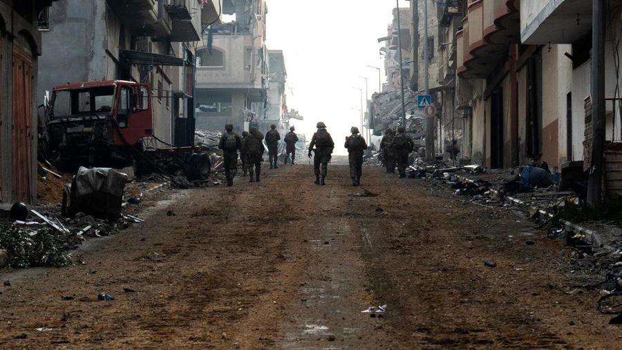 Tentara Israel beroperasi di Jalur Gaza di tengah konflik yang sedang berlangsung antara Israel dan kelompok Islam Palestina Hamas, dalam gambar selebaran yang dirilis pada 18 Desember 2023. (Israel Defense Forces/Handout via REUTERS)