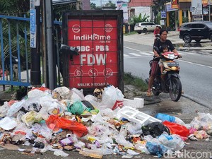 Kadis LHK Pekanbaru Dicopot, Warga Ngeluh Sampah Tak Diangkut-Bau Busuk