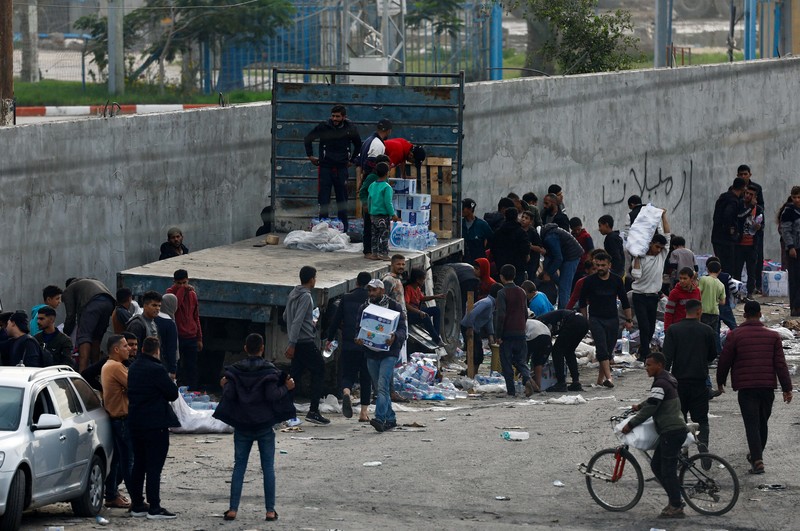 Tentara Israel beroperasi di Jalur Gaza di tengah konflik yang sedang berlangsung antara Israel dan kelompok Islam Palestina Hamas, dalam gambar selebaran yang dirilis pada 18 Desember 2023. (Israel Defense Forces/Handout via REUTERS)