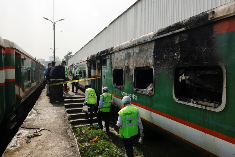 Anggota Unit TKP memeriksa kereta penumpang yang dibakar selama pemogokan nasional yang diserukan oleh Partai Nasionalis Bangladesh, menjelang pemilihan umum, di Dhaka, Bangladesh, 19 Desember 2023. Anggota Unit TKP memeriksa kereta penumpang yang dibakar selama pemogokan nasional yang diserukan oleh Partai Nasionalis Bangladesh, menjelang pemilihan umum, di Dhaka, Bangladesh, 19 Desember 2023. (REUTERS/Mohammad Ponir Hossain)