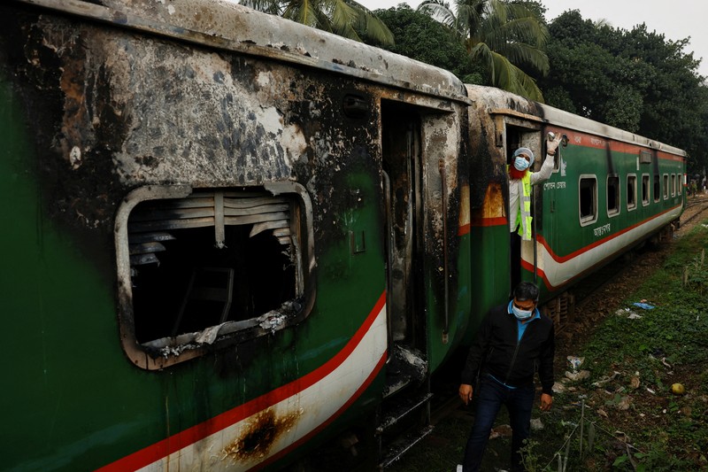 Anggota Unit TKP memeriksa kereta penumpang yang dibakar selama pemogokan nasional yang diserukan oleh Partai Nasionalis Bangladesh, menjelang pemilihan umum, di Dhaka, Bangladesh, 19 Desember 2023. Anggota Unit TKP memeriksa kereta penumpang yang dibakar selama pemogokan nasional yang diserukan oleh Partai Nasionalis Bangladesh, menjelang pemilihan umum, di Dhaka, Bangladesh, 19 Desember 2023. (REUTERS/Mohammad Ponir Hossain)