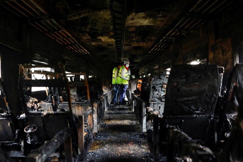 Anggota Unit TKP memeriksa kereta penumpang yang dibakar selama pemogokan nasional yang diserukan oleh Partai Nasionalis Bangladesh, menjelang pemilihan umum, di Dhaka, Bangladesh, 19 Desember 2023. Anggota Unit TKP memeriksa kereta penumpang yang dibakar selama pemogokan nasional yang diserukan oleh Partai Nasionalis Bangladesh, menjelang pemilihan umum, di Dhaka, Bangladesh, 19 Desember 2023. (REUTERS/Mohammad Ponir Hossain)