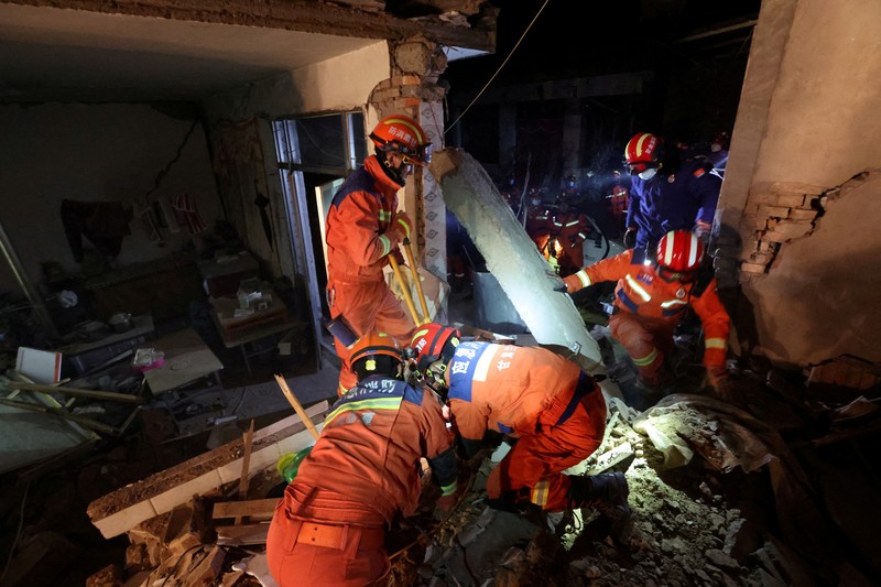 Petugas penyelamat melakukan operasi pencarian dan penyelamatan di desa Kangdiao setelah gempa bumi di daerah Jishishan, provinsi Gansu, Tiongkok 19 Desember 2023. (via REUTERS/CHINA DAILY) Petugas penyelamat melakukan operasi pencarian dan penyelamatan di desa Kangdiao setelah gempa bumi di daerah Jishishan, provinsi Gansu, Tiongkok 19 Desember 2023. (via REUTERS/CHINA DAILY)