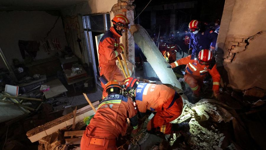 Petugas penyelamat melakukan operasi pencarian dan penyelamatan di desa Kangdiao setelah gempa bumi di daerah Jishishan, provinsi Gansu, Tiongkok 19 Desember 2023. (via REUTERS/CHINA DAILY)