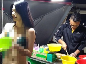 Demi Menarik Pembeli, Penjual Buah Cantik Ini Pakai Bikini Saat Jualan