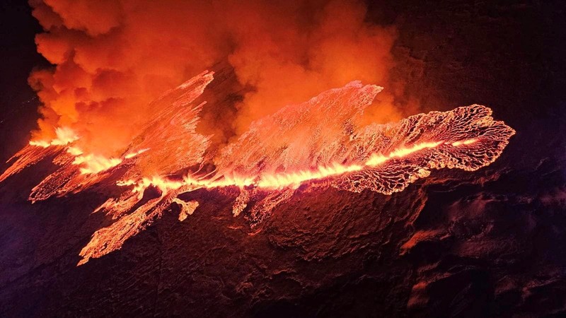 Gunung berapi memuntahkan lahar dan asap saat meletus di Grindavik, Islandia, Senin (18/12/2023) waktu setempat. Desember 2023. (Civil Protection of Iceland/Handout via REUTERS) Gunung berapi memuntahkan lahar dan asap saat meletus di Grindavik, Islandia, Senin (18/12/2023) waktu setempat. Desember 2023. (Civil Protection of Iceland/Handout via REUTERS)