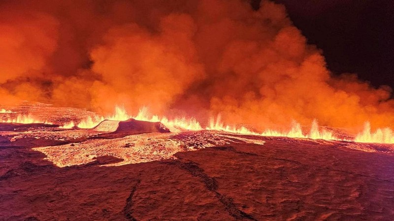 Gunung berapi memuntahkan lahar dan asap saat meletus di Grindavik, Islandia, Senin (18/12/2023) waktu setempat.  Desember 2023. (Civil Protection of Iceland/Handout via REUTERS)