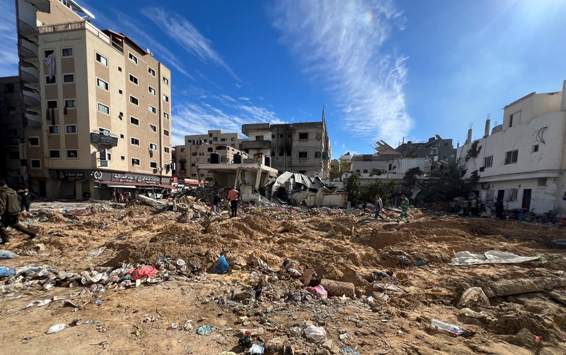 Kerusakan akibat serangan Israel di rumah sakit Kamal Adwan di Jalur Gaza Utara, Sabtu (16/12/2023). Buldoser milik tentara Israel menggempur Rumah Sakit Kamal Adwan di Jalur Gaza bagian utara, yang dijadikan sebagai lokasi pengungsian warga Palestina. (REUTERS/Fadi Alwhidifa)