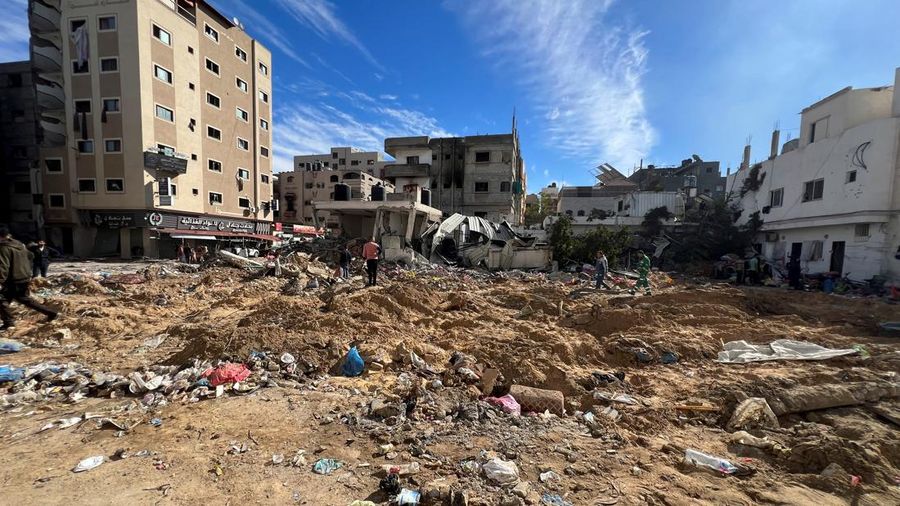 Kerusakan akibat serangan Israel di rumah sakit Kamal Adwan di Jalur Gaza Utara, Sabtu (16/12/2023). Buldoser milik tentara Israel menggempur Rumah Sakit Kamal Adwan di Jalur Gaza bagian utara, yang dijadikan sebagai lokasi pengungsian warga Palestina. (REUTERS/Fadi Alwhidifa)