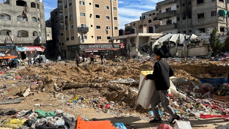 Kerusakan akibat serangan Israel di rumah sakit Kamal Adwan di Jalur Gaza Utara, Sabtu (16/12/2023). Buldoser milik tentara Israel menggempur Rumah Sakit Kamal Adwan di Jalur Gaza bagian utara, yang dijadikan sebagai lokasi pengungsian warga Palestina. (REUTERS/Fadi Alwhidifa)