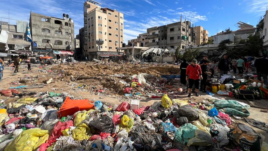 Kerusakan akibat serangan Israel di rumah sakit Kamal Adwan di Jalur Gaza Utara, Sabtu (16/12/2023). Buldoser milik tentara Israel menggempur Rumah Sakit Kamal Adwan di Jalur Gaza bagian utara, yang dijadikan sebagai lokasi pengungsian warga Palestina. (REUTERS/Fadi Alwhidifa)