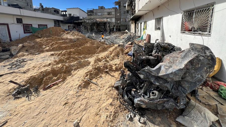 Kerusakan akibat serangan Israel di rumah sakit Kamal Adwan di Jalur Gaza Utara, Sabtu (16/12/2023). Buldoser milik tentara Israel menggempur Rumah Sakit Kamal Adwan di Jalur Gaza bagian utara, yang dijadikan sebagai lokasi pengungsian warga Palestina. (REUTERS/Fadi Alwhidifa)
