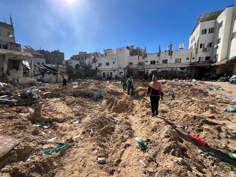 Kerusakan akibat serangan Israel di rumah sakit Kamal Adwan di Jalur Gaza Utara, Sabtu (16/12/2023). Buldoser milik tentara Israel menggempur Rumah Sakit Kamal Adwan di Jalur Gaza bagian utara, yang dijadikan sebagai lokasi pengungsian warga Palestina. (REUTERS/Fadi Alwhidifa)
