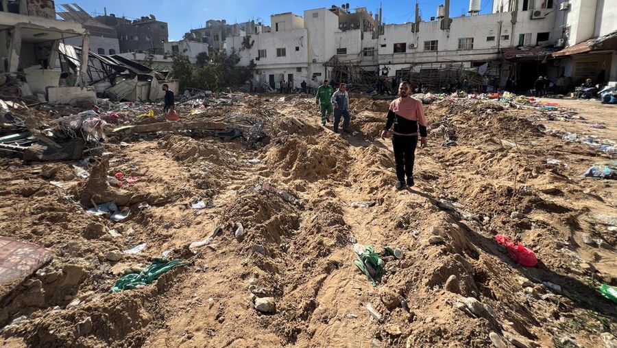 Kerusakan akibat serangan Israel di rumah sakit Kamal Adwan di Jalur Gaza Utara, Sabtu (16/12/2023). Buldoser milik tentara Israel menggempur Rumah Sakit Kamal Adwan di Jalur Gaza bagian utara, yang dijadikan sebagai lokasi pengungsian warga Palestina. (REUTERS/Fadi Alwhidifa)