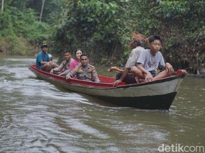 Menembus Bukit Tigapuluh, Polisi di Inhu Sosialisasi Pemilu ke Suku Pedalaman