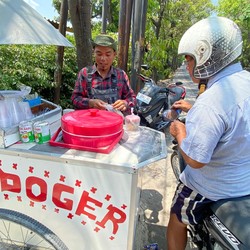 Pedagang Es Doger Putar Otak, Pinjam Saudara-Makan Tabungan