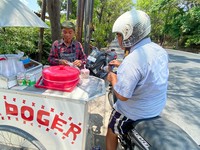 Pedagang Es Doger Putar Otak, Pinjam Saudara-Makan Tabungan