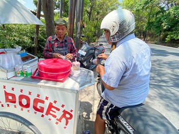 Pedagang Es Doger Putar Otak, Pinjam Saudara-Makan Tabungan