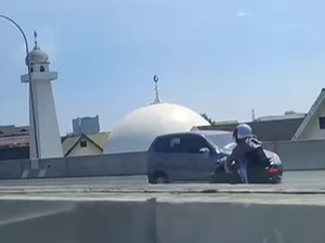 Momen Membahayakan Pemotor Wanita Terobos-Lawan Arah di Tol Layang Makassar